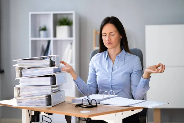 Žena Dělá Účetnictví Stres Management Jóga Cvičení Pracovišti — Stock fotografie