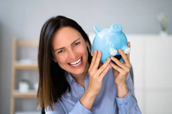 Ευτυχισμένη Εξοικονόμηση Χρημάτων Νεαρή Γυναίκα Piggy Τράπεζα Ασφαλείας — Φωτογραφία Αρχείου