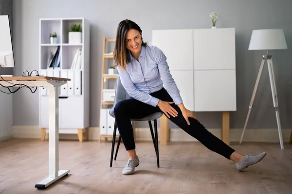 Ejercicio Estiramiento Ejercicio Cerca Del Escritorio Oficina Estiramiento Del Trabajador — Foto de Stock