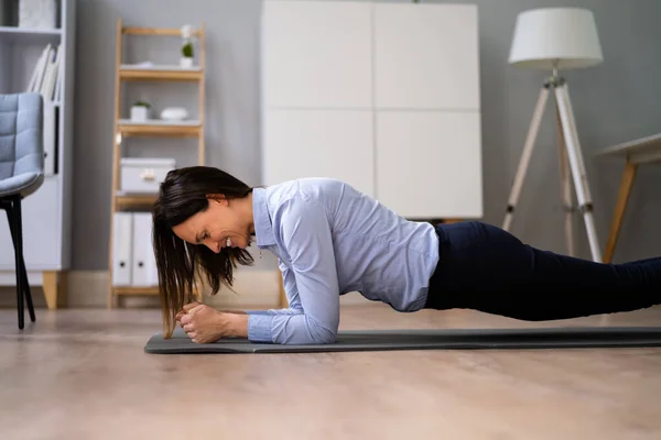 Mujer Haciendo Entrenamiento Ejercicio Tablón Oficina —  Fotos de Stock