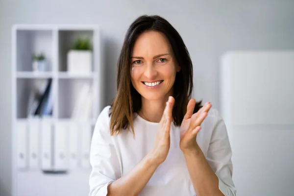 Mulher Sorridente Feliz Conferência Entrevista Online — Fotografia de Stock