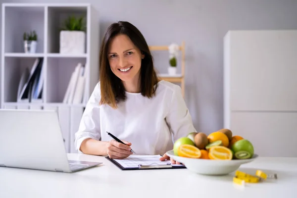 Kvinna Nutritionist Eller Dietist Laboratoriet Med Hjälp Laptop — Stockfoto