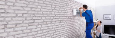 Havalandırma Bakım Hizmetleri. Teknisyen havalandırma tamiri yapıyor.