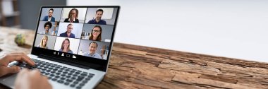 Online haber masasında dizüstü bilgisayarda kontrol işadamının Close-Up
