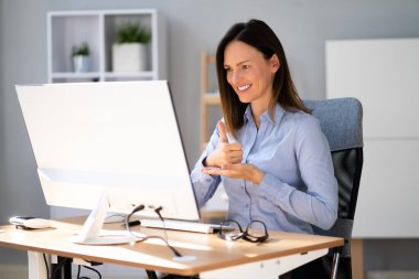 Engelli İşaret Dili Sağırları Video Konferansı