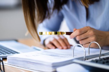 Avukat İnceleme Faturası Büyüteç ile. İş Denetleme