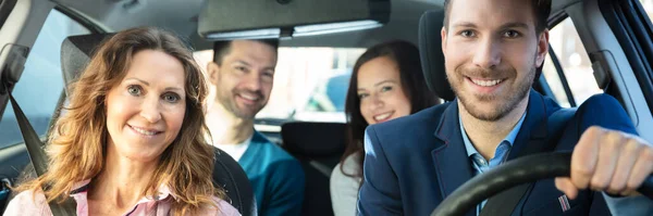 Carpooling Ride Share Gruppo Amici Taxi — Foto Stock