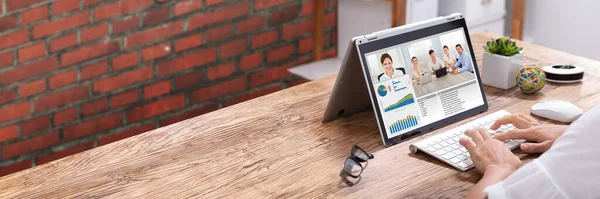 Virtuális Konferencia Találkozó Irodai Szobában Hibrid Konvertibilis Laptopról — Stock Fotó