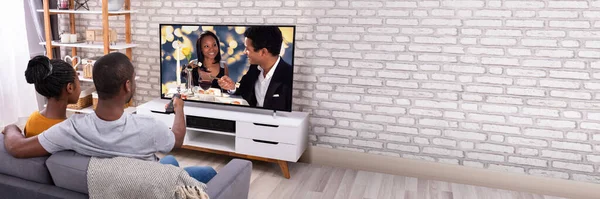 Junges Paar Wohnzimmer Sitzt Auf Couch Vor Dem Fernseher — Stockfoto
