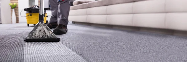 Layanan Pembersihan Karpet Profesional Janitor Cleaner Menghapus Noda — Stok Foto