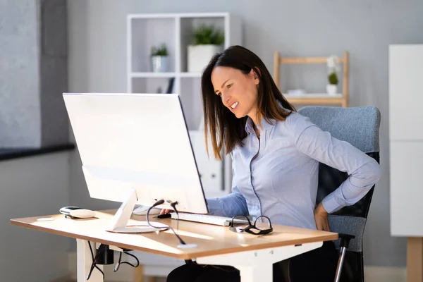 Rückenschmerzen Schlechte Körperhaltung Frau Sitzt Büro — Stockfoto