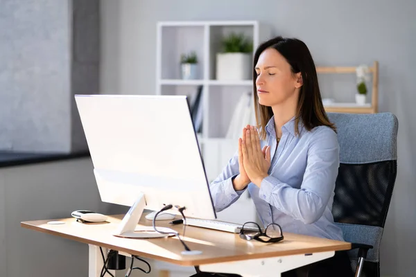 Gesunde Yoga Meditationsübung Bürostuhl Arbeitsplatz — Stockfoto