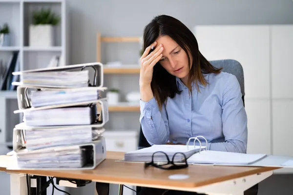 Employé Comptable Bourré Travail Avec Maux Tête Stress — Photo