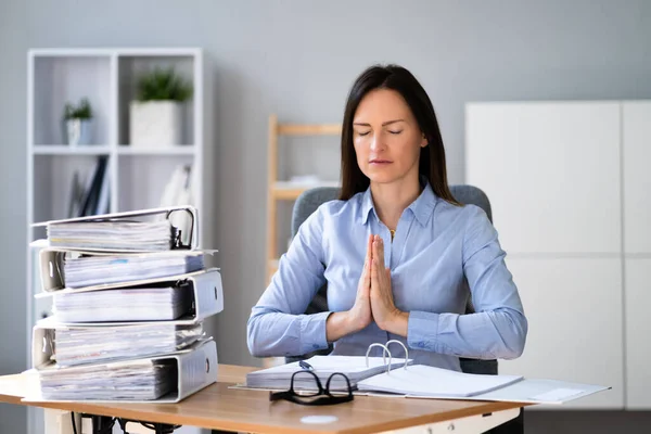 Žena Dělá Účetnictví Stres Management Jóga Cvičení Pracovišti — Stock fotografie