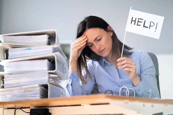 Aktenordner Stapeln Frustrierte Frau Mit Buchungspapieren Überladen — Stockfoto