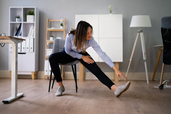 Stretch Övning Träna Nära Office Desk Arbetstagaren Stretching — Stockfoto