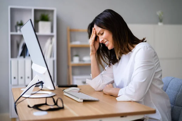 Stressige Geschäftsfrau Die Büro Computer Arbeitet — Stockfoto