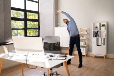 Bilgisayarın önünde duran Kol Uzatma Egzersizi