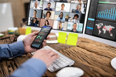 Uzaktan Konferans Giysisi ve Bilgisayarda KPI Kontrol Paneli Çizelgesi