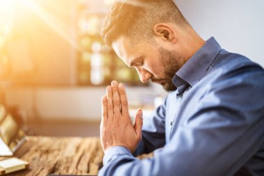 Dua eden adam. Hıristiyan Duası Oturma Odasında Tanrı 'yı Arıyor