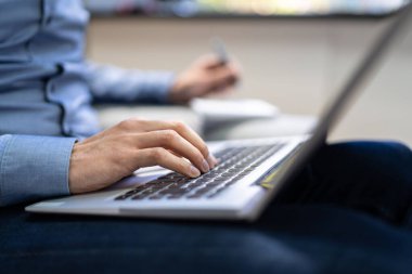 Sanal Çevrimiçi Eğitim Konferansı Webinar veya Toplantı