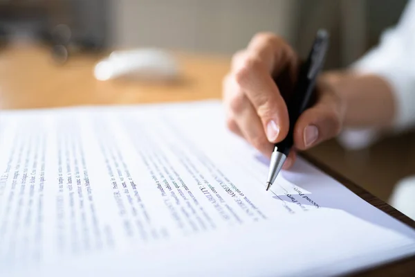 Unterzeichnung Von Geschäftsvertragsdokument Und Papier Anwaltsbüro — Stockfoto