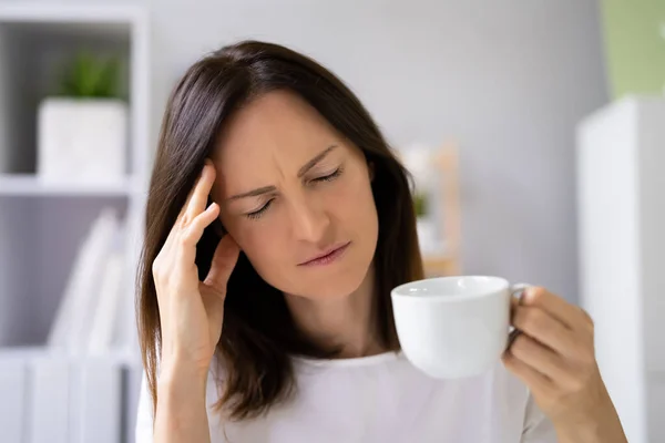 Persona Sosteniendo Taza Café Teniendo Dolor Cabeza Migraña — Foto de Stock