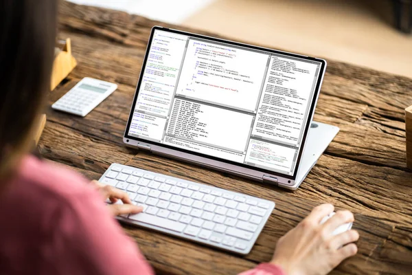 Programista Lub Koder Biurze Przy Użyciu Laptopa — Zdjęcie stockowe