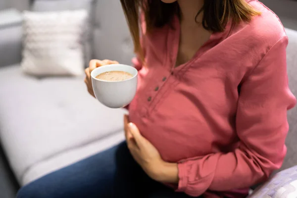 Беременная Мать Пьет Чашку Кофе Дома — стоковое фото