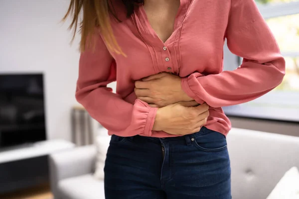 腹部疼痛和Pms期的患病妇女 — 图库照片