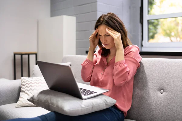 頭痛の種と自宅オフィスでうつ病ビジネス女性 — ストック写真
