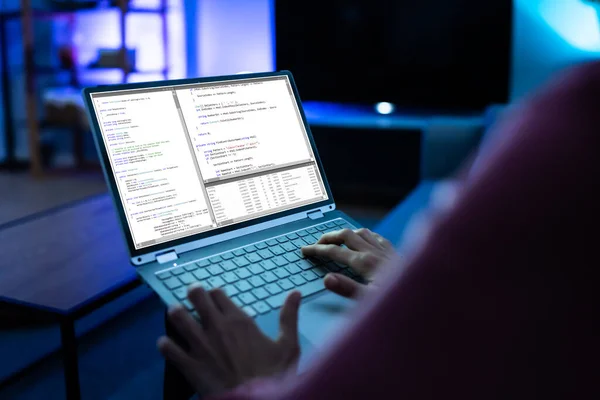 Computerprogrammierer Verwendet Entwicklungssoftware Auf Laptop — Stockfoto