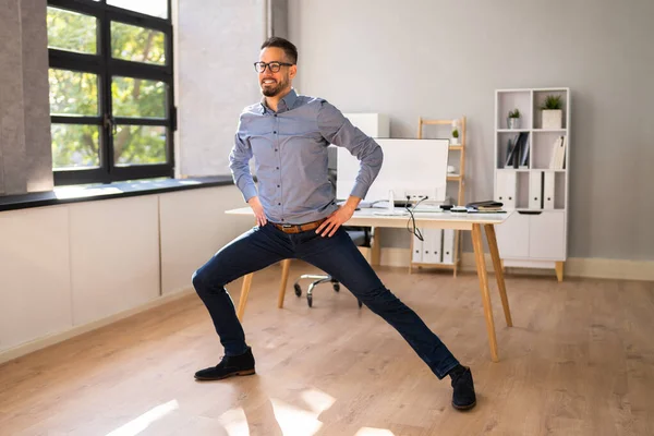 Yoga Workout Stehen Und Workout Der Nähe Von Business Computern — Stockfoto