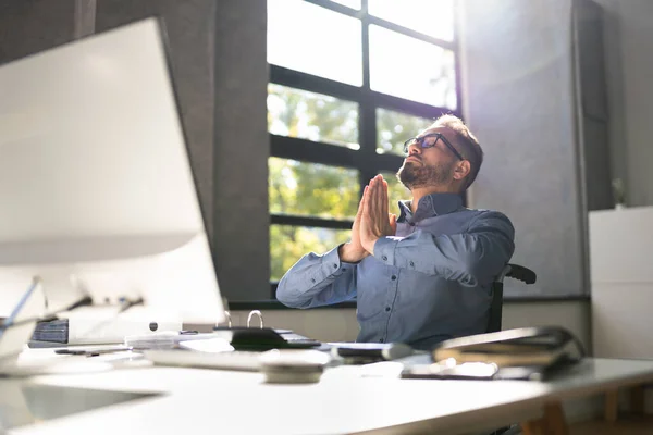 Personas Que Utilizan Una Silla Ruedas Orando Trabajo —  Fotos de Stock