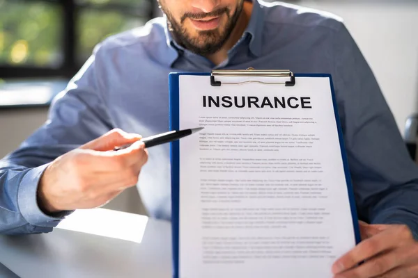 Agente Maschile Mostrando Company Insurance Policy Documento — Foto Stock