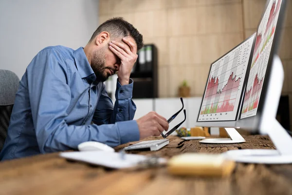 Akciový Obchod Při Pohledu Finanční Ztrátu Online — Stock fotografie