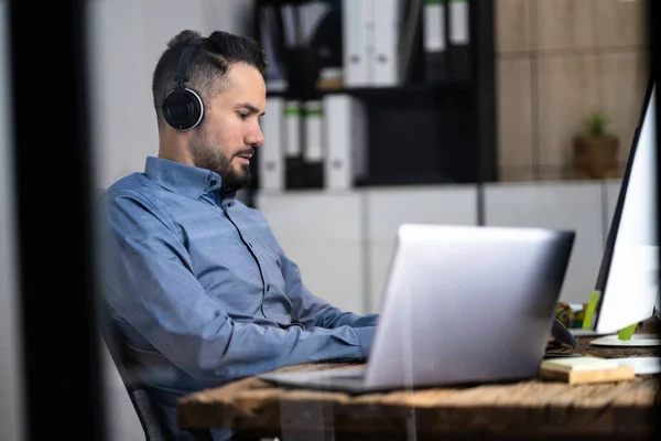 Dipendente Che Lavora Sul Computer Desktop Home Office — Foto Stock