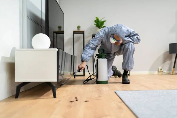 Pest Control Exterminator Man Spraying Termite Pesticide Στο Σπίτι — Φωτογραφία Αρχείου