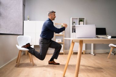 Daimi Ofis Yogası Çalışması ve İş Bilgisayarının Yakınındaki Egzersiz