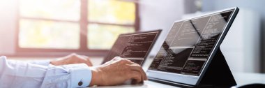 Bilgisayar Programcısı Ofisteki Bilgisayar Kodu Yazıyor