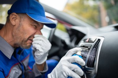 Kokpit temizliği. Adam arabayı temizlerken nefes alamıyor.