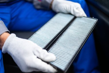 Yeni Temiz Araba Filtresi. Araç temiz hava. Otomobil Bakımı
