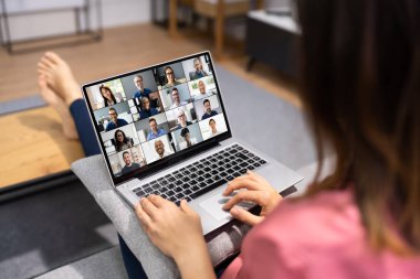 Çevrimiçi Uzaktan Kadın Bilgisayarda Webinar Çağrısı