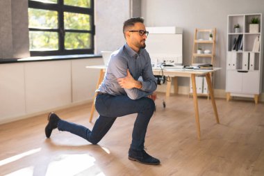 Daimi Ofis Yogası Çalışması ve İş Bilgisayarının Yakınındaki Egzersiz