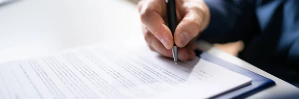 Jurist Unterzeichnet Rechtsdokument Zum Geschäftsvertrag — Stockfoto