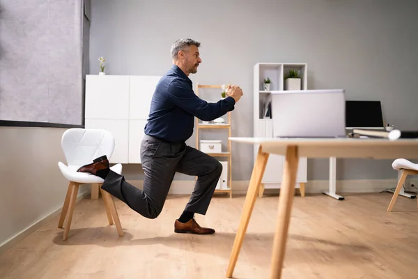 Stojący Office Trening Jogi Treningu Pobliżu Komputera Biznesowego — Zdjęcie stockowe