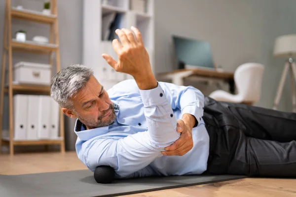 Voltar Gatilho Ponto Massagem Usando Espuma Bola Liberação Miofascial — Fotografia de Stock