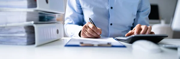 Steuerberater Mit Taschenrechner Finanzbuchhaltung — Stockfoto