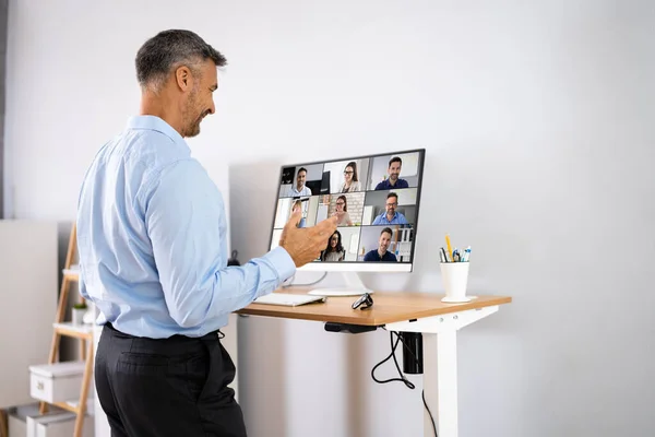 Verstelbare Hoogte Bureau Stand Office Met Behulp Van Computer — Stockfoto