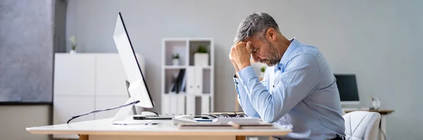 Contador Estresado Hombre Con Dolor Cabeza Oficina —  Fotos de Stock